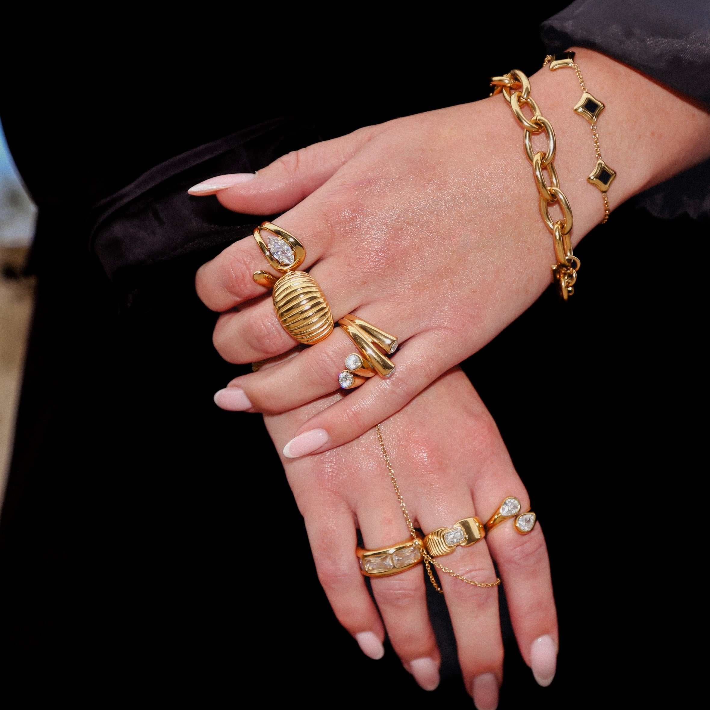 Bracelet fin, noir et doré en acier inoxydable | Régina